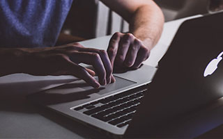 船上钓鱼的舒适体验，空调与惬意之旅